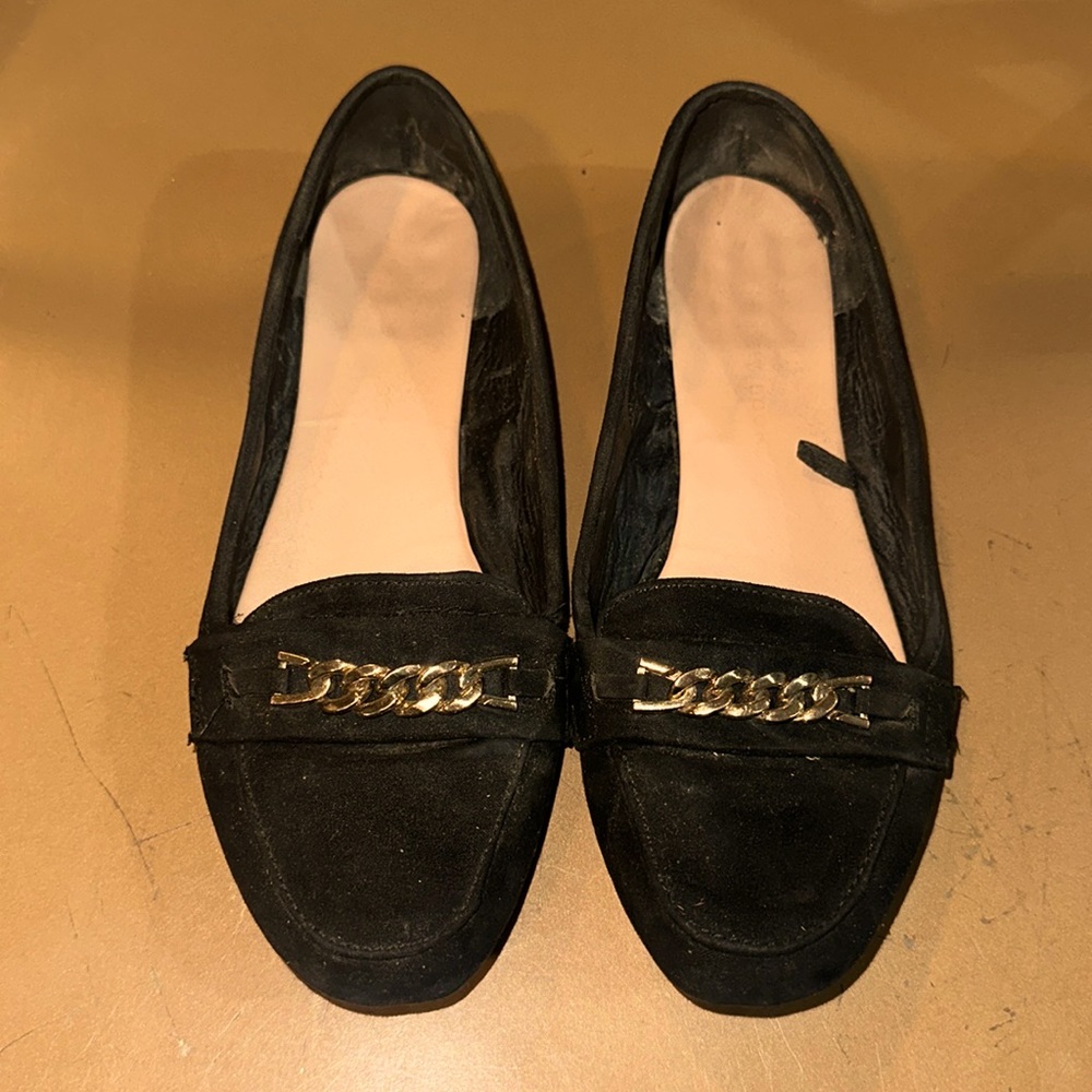 Loafer flats with gold chain detail!